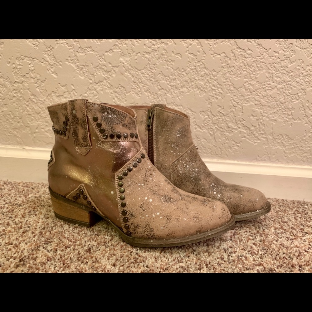 Circle G women’s genuine cowhide boots size 8.